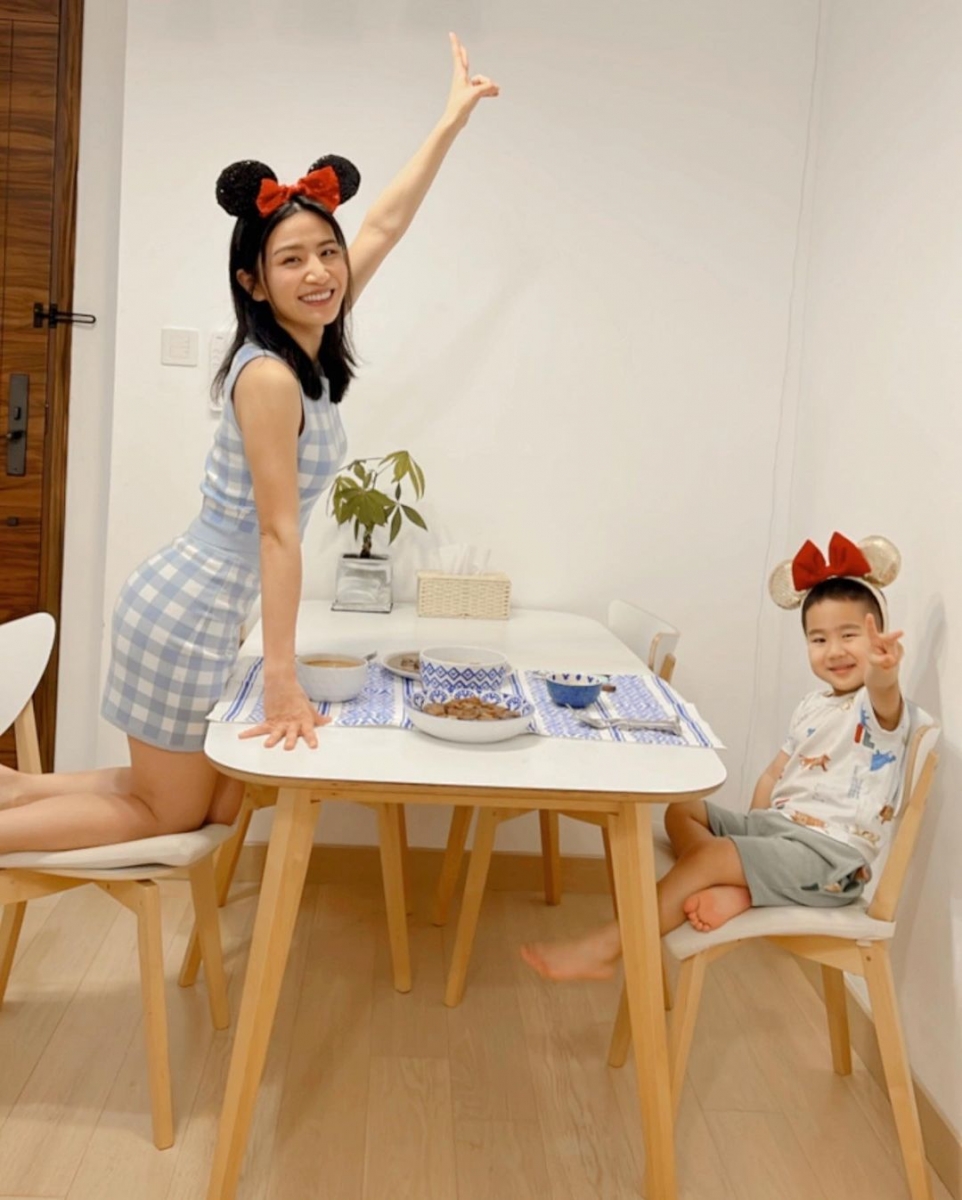 喜欢和粉丝分享生活日常的她也时不时在网上晒出和儿子伯伯的互动~一家人搞笑又可爱的模样深受网友和粉丝的喜爱~