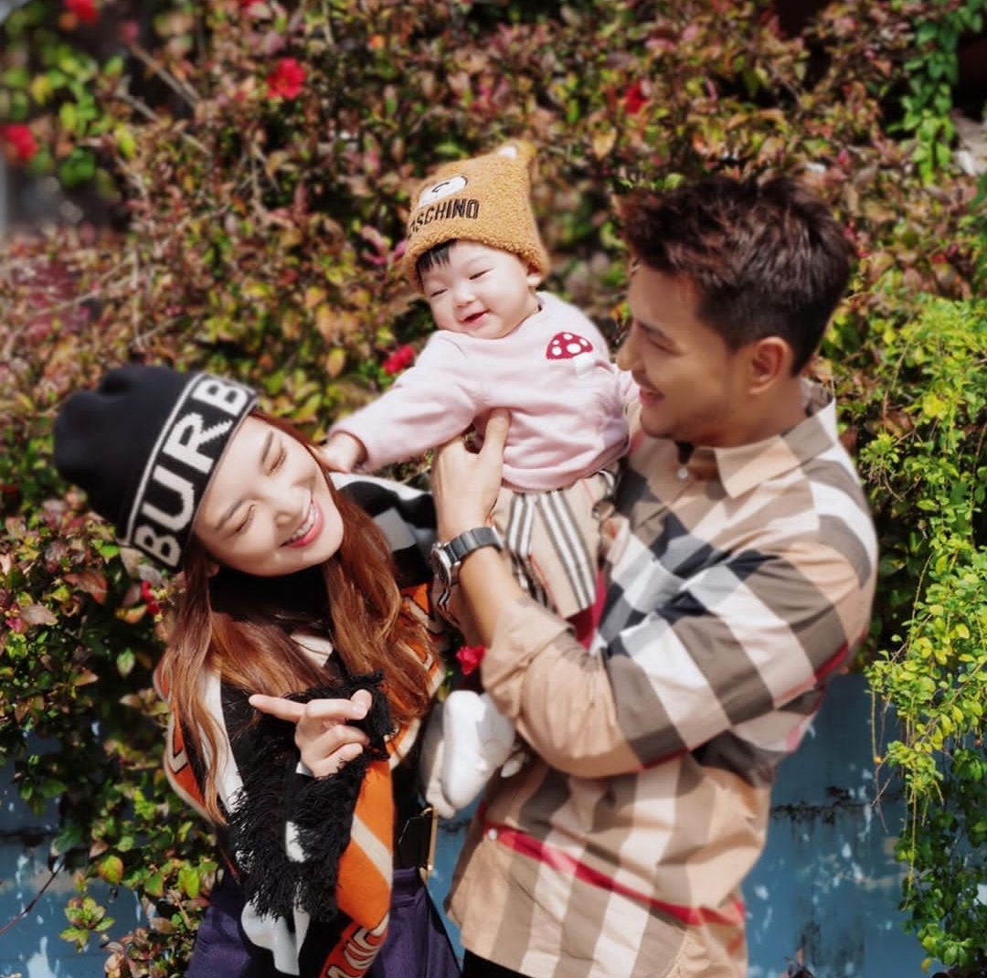 原本两人并没有那么快结婚生小孩,只是不知道为何当时媒体、环境等因素揭发到他们在一起。