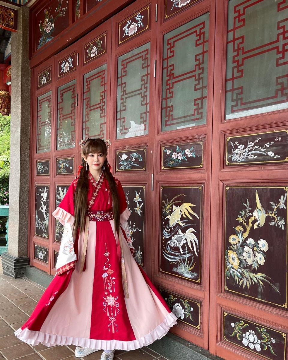 在MV中Michiyo身穿的红白长衫古装扮相引起不少热议,女神的古装扮相真是越看越美~