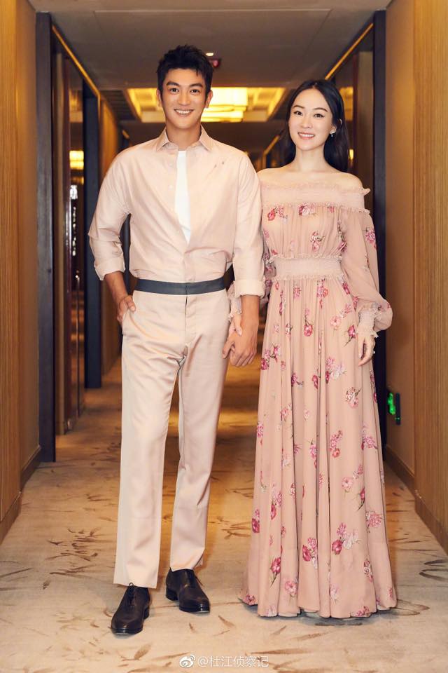 不管如何,从这个细节看得出两人舍后的爱情~霍思燕在最火的时候嫁给了小 5 岁 杜江,抛开各种世俗的眼光,坚定信念和杜江在一起。