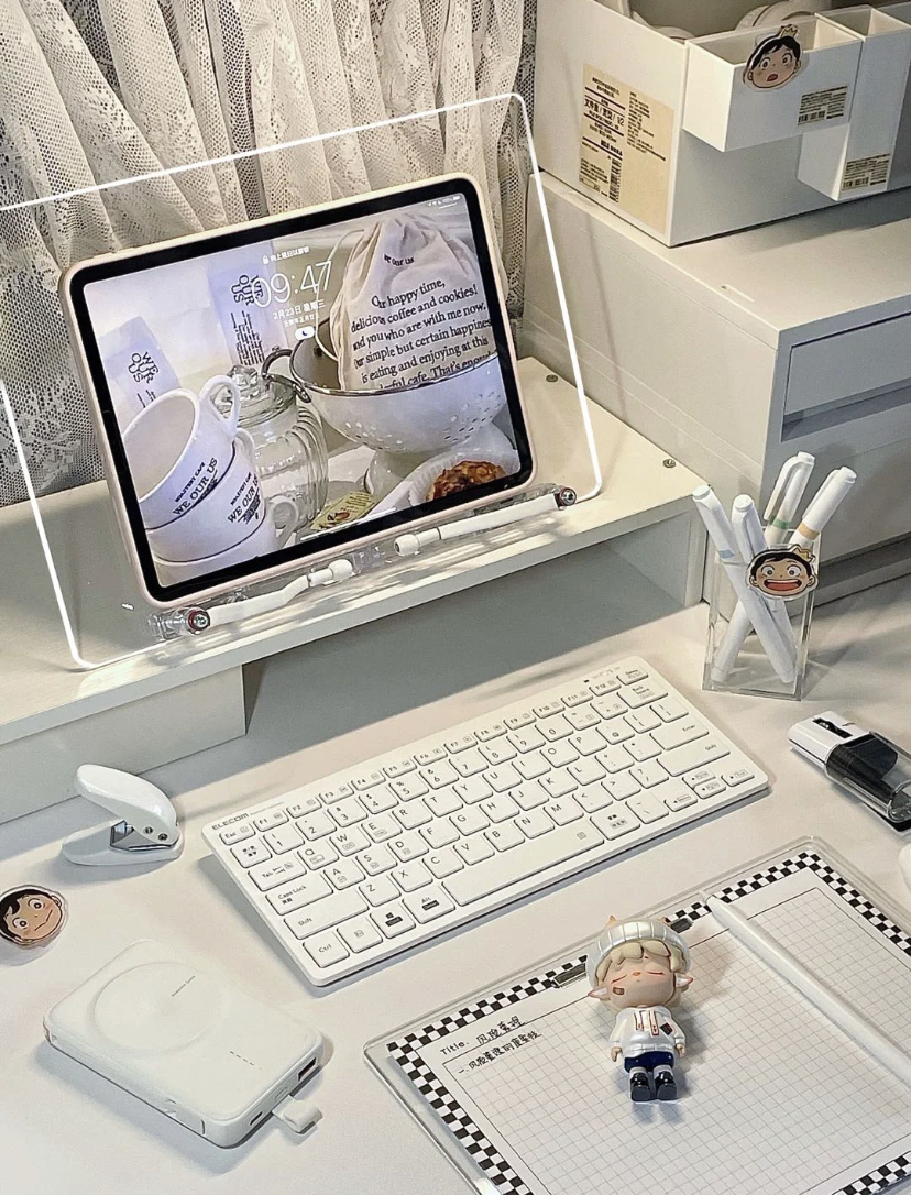 INS风感满满的透明亚克力支架,放上平板电脑用来工作、看剧、都很方便减少低头。