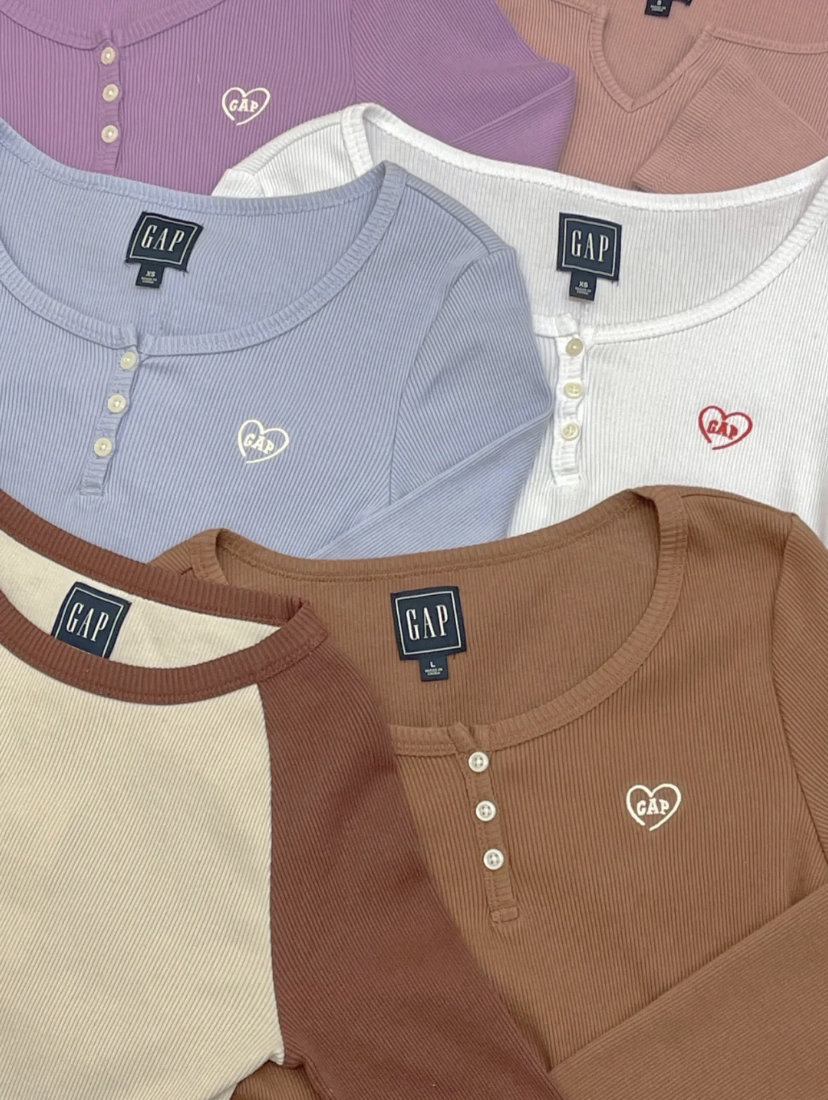 如果想要比较低调日常的色系,也可以选浅棕色、灰色和白色宽的亨利衫!