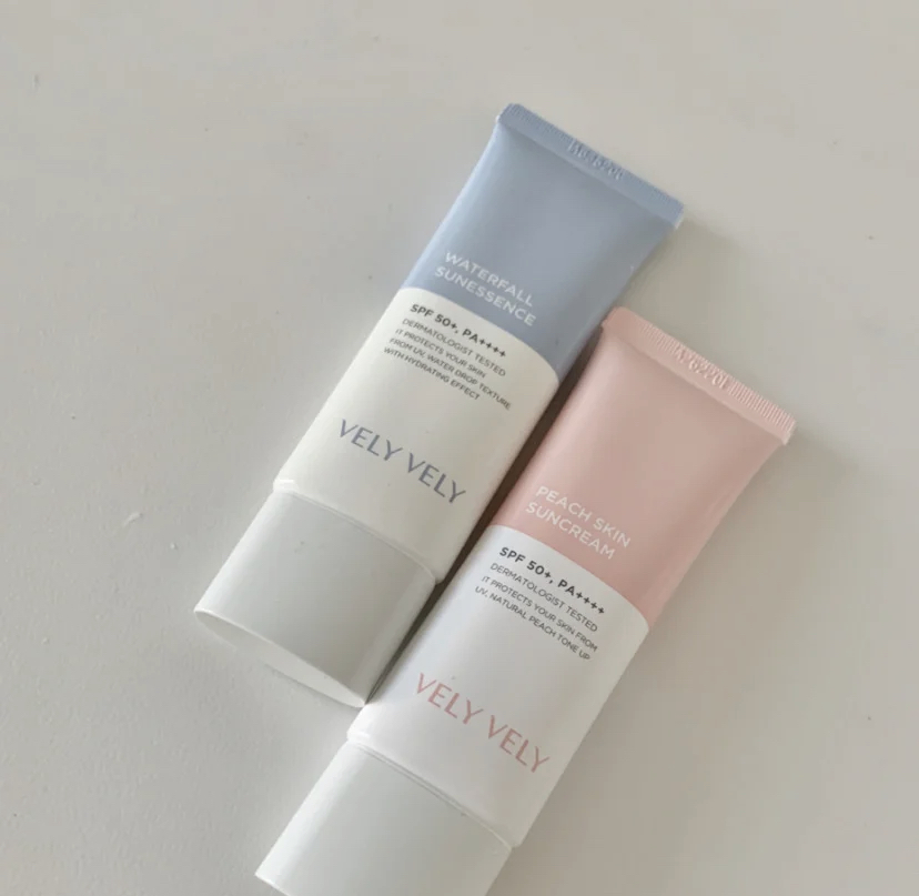 防晒指数为SPF 50+PA++++，使用一整天都不会有黏腻感。另外也可以当作妆前乳使用，可以帮助控油效果，后期上双也不搓泥泛白。