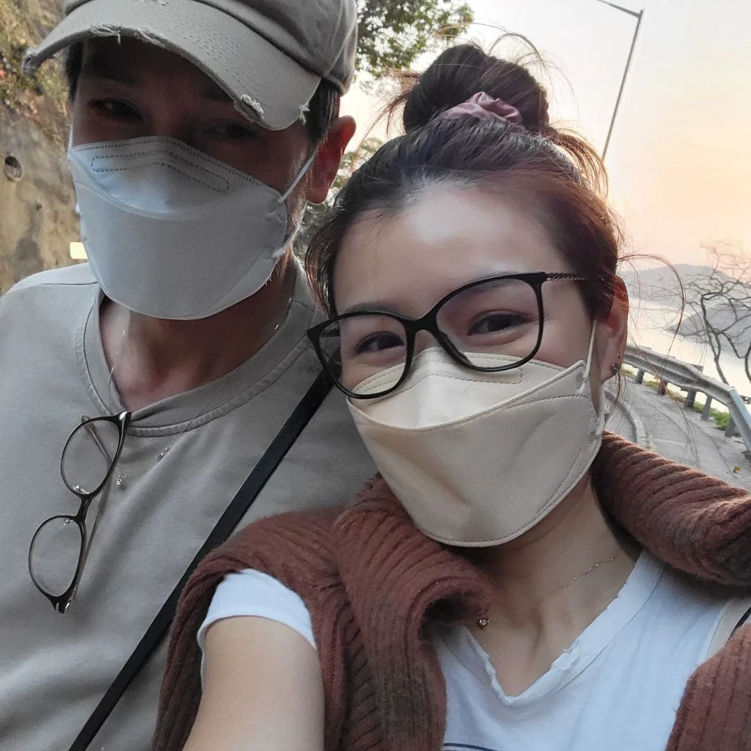 「Happy 2 hours!好开心两个钟!」,还搞笑标记道「终于有得拍下拖」~