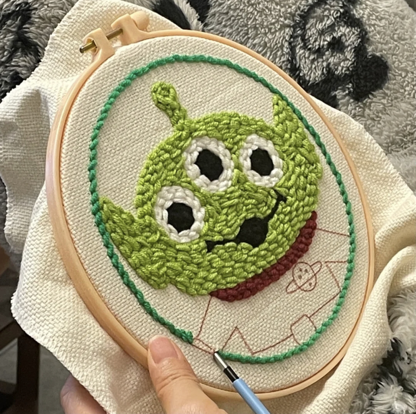 对于想要培养新的兴趣爱好或手艺的朋友们,真的很建议学这个戳戳绣!过程非常疗愈可以让人放松心情,同时还可以提高自己的专注力哦!