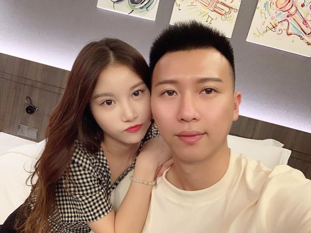 不管 Mona 的服务有多完美,Charles 还是鸡蛋里挑骨头,Mona 则霸气回应「你不要得寸进尺」