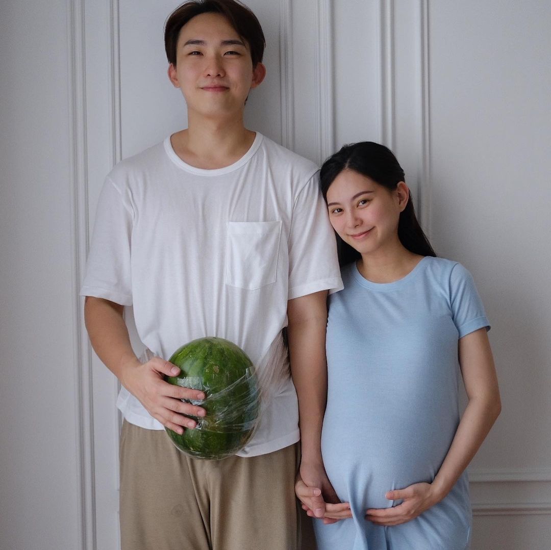 回忆起当时听到第 3 胎是儿子的时候,Joe 的心揪了一下但马上回过神来主动关心老婆的情绪。