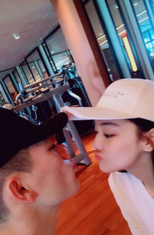 之后,张妈妈也透露说原来何捷曾说张馨予剪了短发后,连性格都变了。