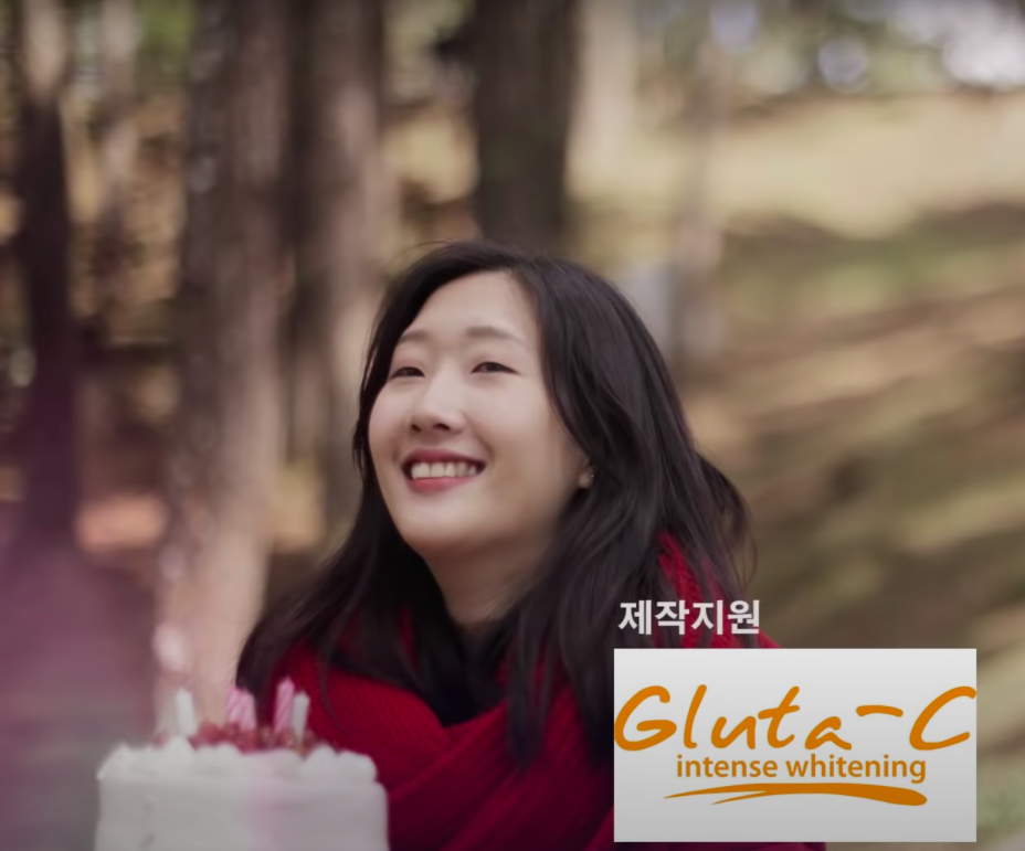 最重要的是女主角超像“金高恩”的!从一些片段看,两人不论造型或神态上简直是一模一样,就连姿势和盯着镜头的表情也很相似。