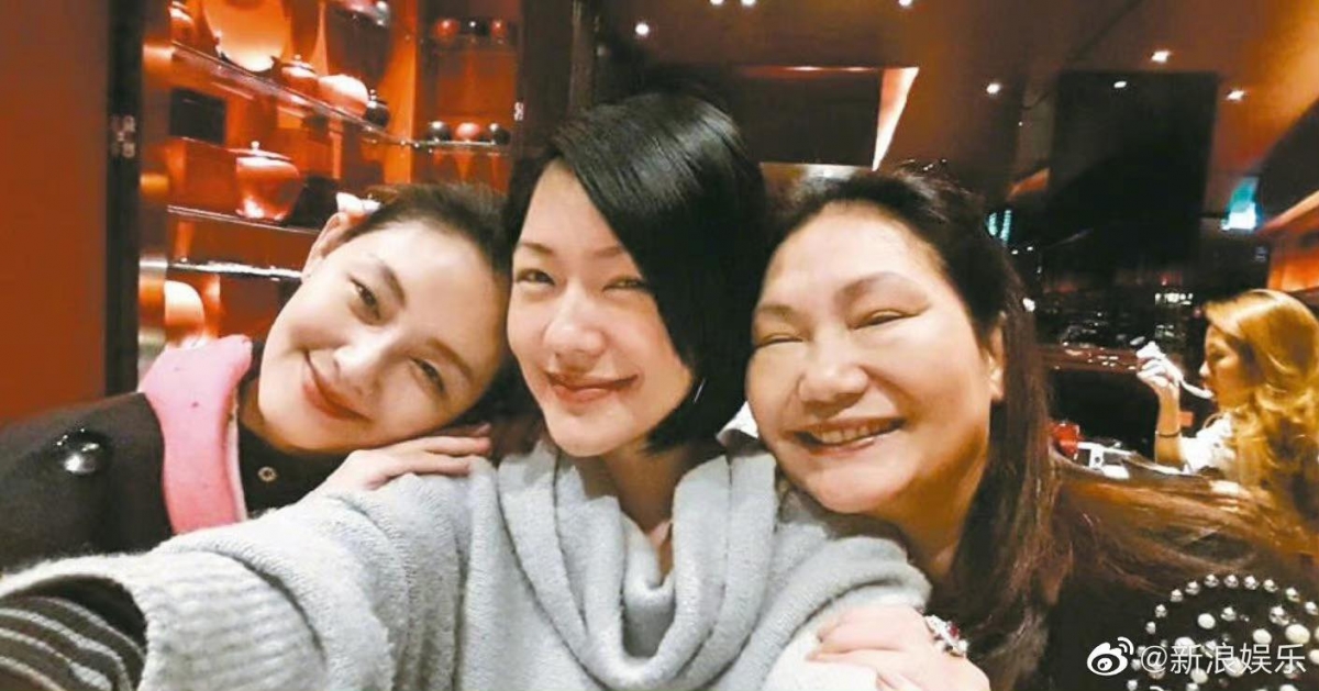 大 S 妈妈也毫不留情表示「又不是我在谈恋爱,反正一时半刻,我是不会气消,我就是要我的女儿道歉」