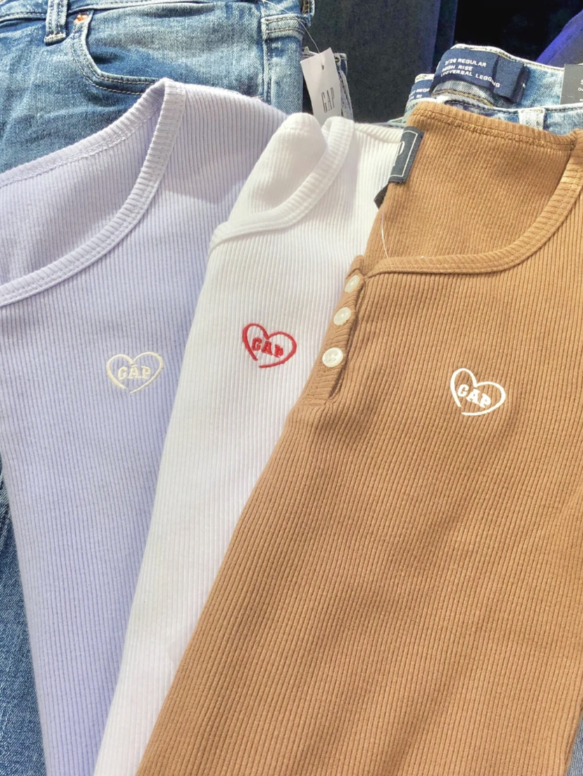 虽然是长袖款但是一点都不闷热,一般套上后直接配个长款牛仔裤就是韩范穿搭了!