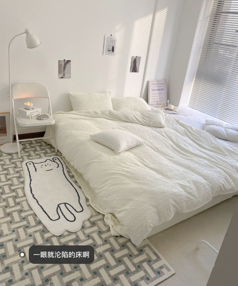 韩式INS风干卧室都很流行使用木质床架,矮床架也很适合小空间的卧室。