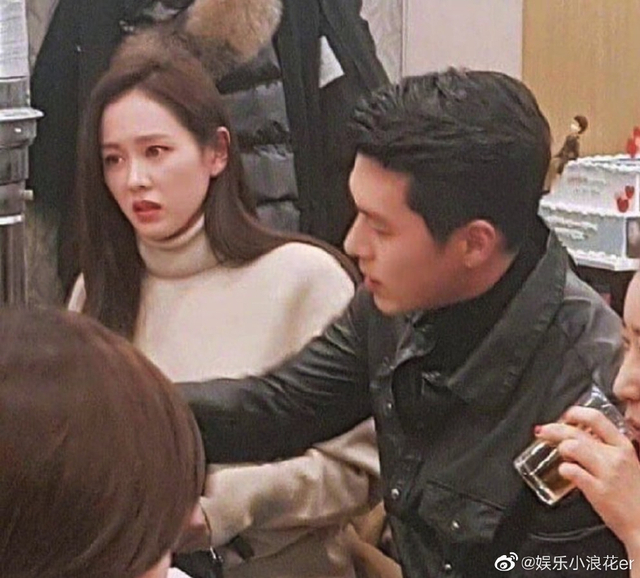 宛如「黑骑士」保护公主的挡酒举动超帅气!