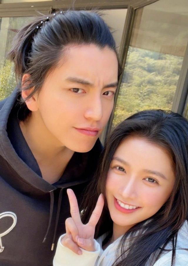 蔡卓宜和王大陆在《怦然心动》真人秀节目擦出火花,在圣诞节前夕,女方粉丝发布已经单身的消息顿时震惊全网。没想到过了两天,官方粉丝群也出来辟谣,竟是「粉丝自导自演」大乌龙。