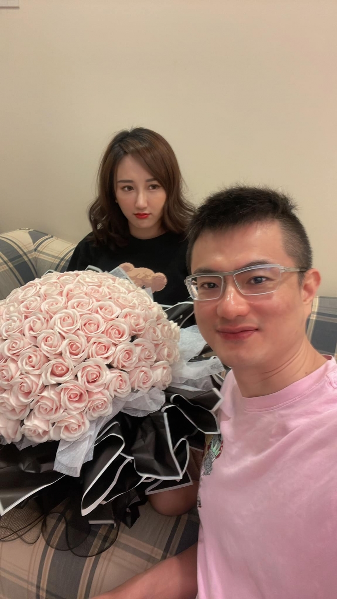 没想到在昨晚的白色情人节,江律师再次掌握了流量密码晒出和 YBB合照高调告白掀热议。