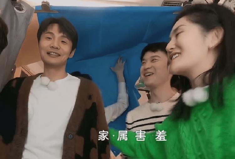 何炅和一班嘉宾起哄硬要挑这张