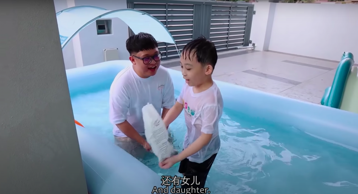 看得出阿轩这位哥哥很暖心也懂得关心照顾妹妹,有好玩的东西也不会忘了妹妹的那一份~