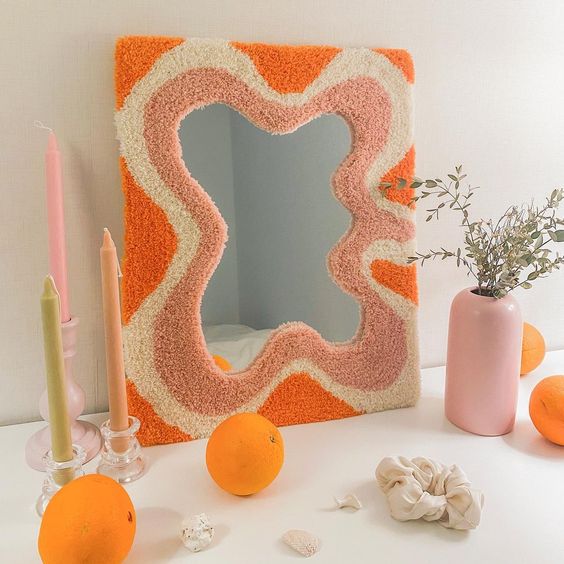 Tufting 也叫做俄罗斯刺绣、戳戳绣,是一个很容易学的手艺,用机械枪可以弄比较大的作品像是地毯、镜子框边、包包等。