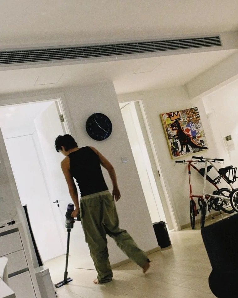 近期,王大陆更是在 INS 上发了一张在做家务的照片,让不少人认为这是「女友视角」~难道俩人真的同居了?