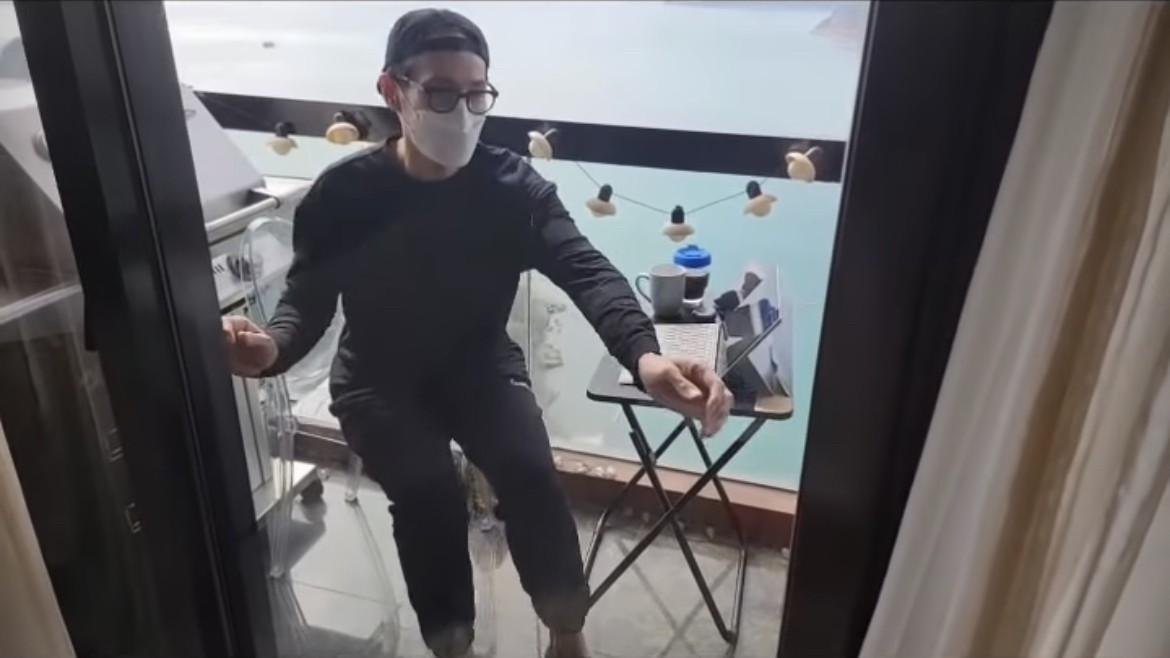 片中，只见陈豪全程戴着口罩，接过了女儿的食物后也立马关起了窗门，绝不允许出现些许疏漏。