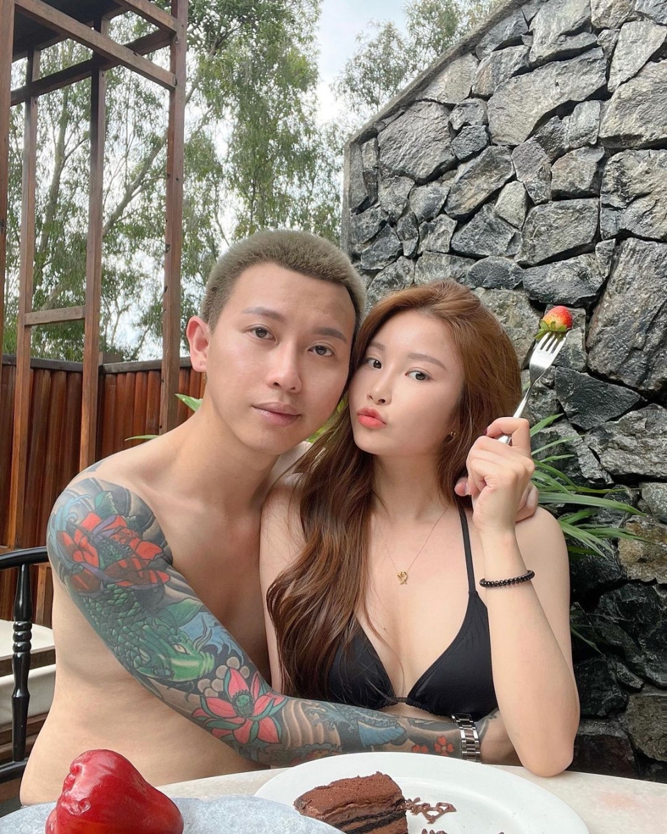 照顾男友的过程中,虽然 Mona 都会碎碎念但还是会默默地满足男友需求~男友嘴巴上挑事,但心里还是非常感激 Mona 悉心照顾