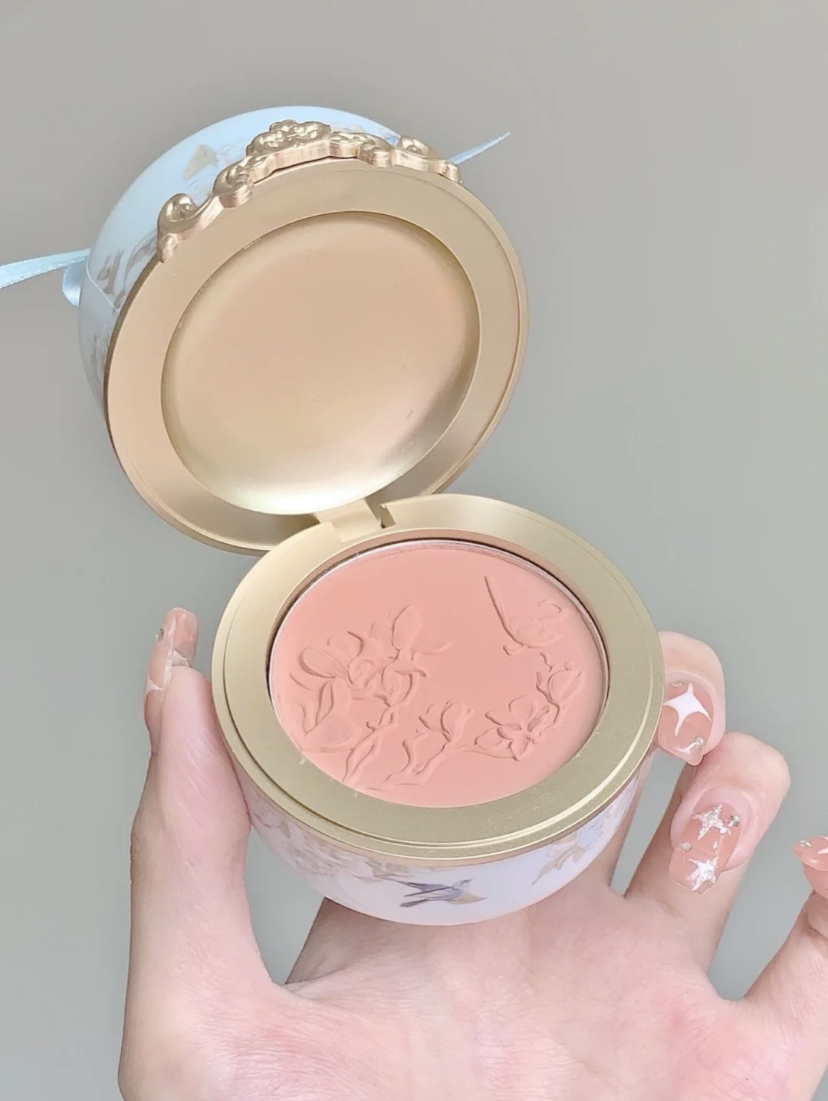 腮红上还有好看的浮雕设计，颜色饱和度高涂一次就很显色。尤其是粉质还特别细腻，绝对不会出现卡粉哦！