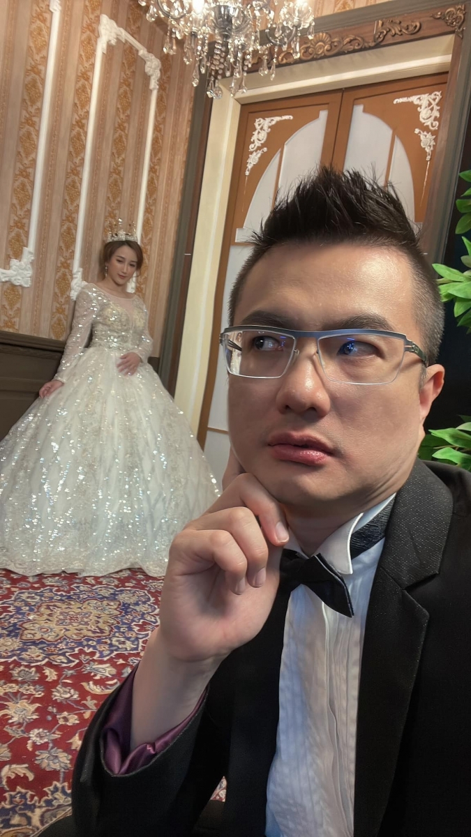 其中最搞笑的就是 Bryan Wee 的留言「谢谢你把王力宏还给我」~YBB 则回复「我宁愿跟你拍,至少你不会 edit」。