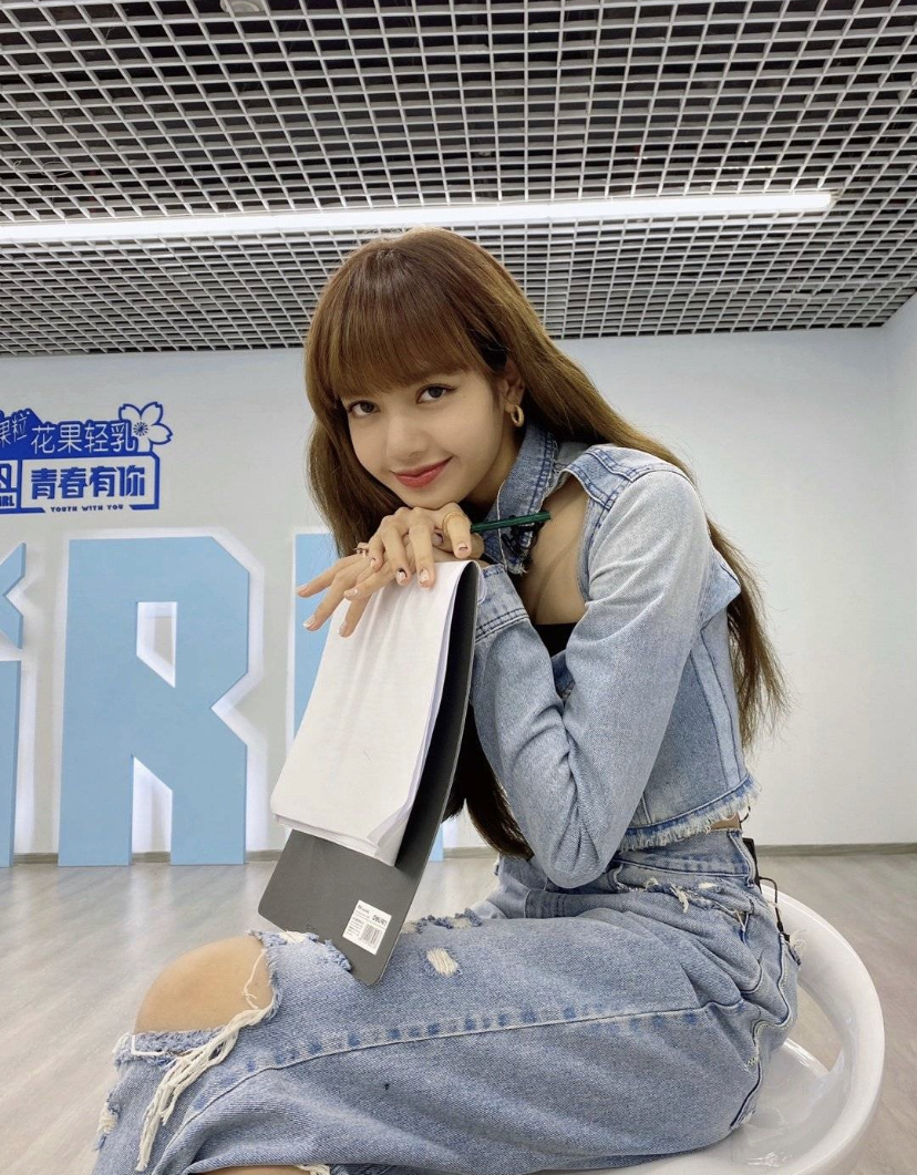 过去因为疫情关系无法到中国录制《青春有你3》节目，线上教课的她一度引起了群众们认为她不敬业。