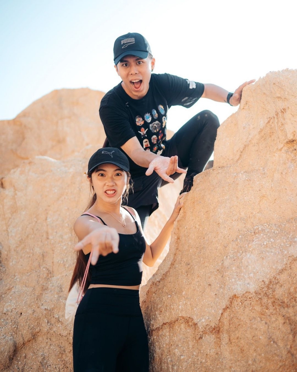 日前两人就相约去爬山,还大摆蜘蛛侠的经典Pose,非常搞怪~