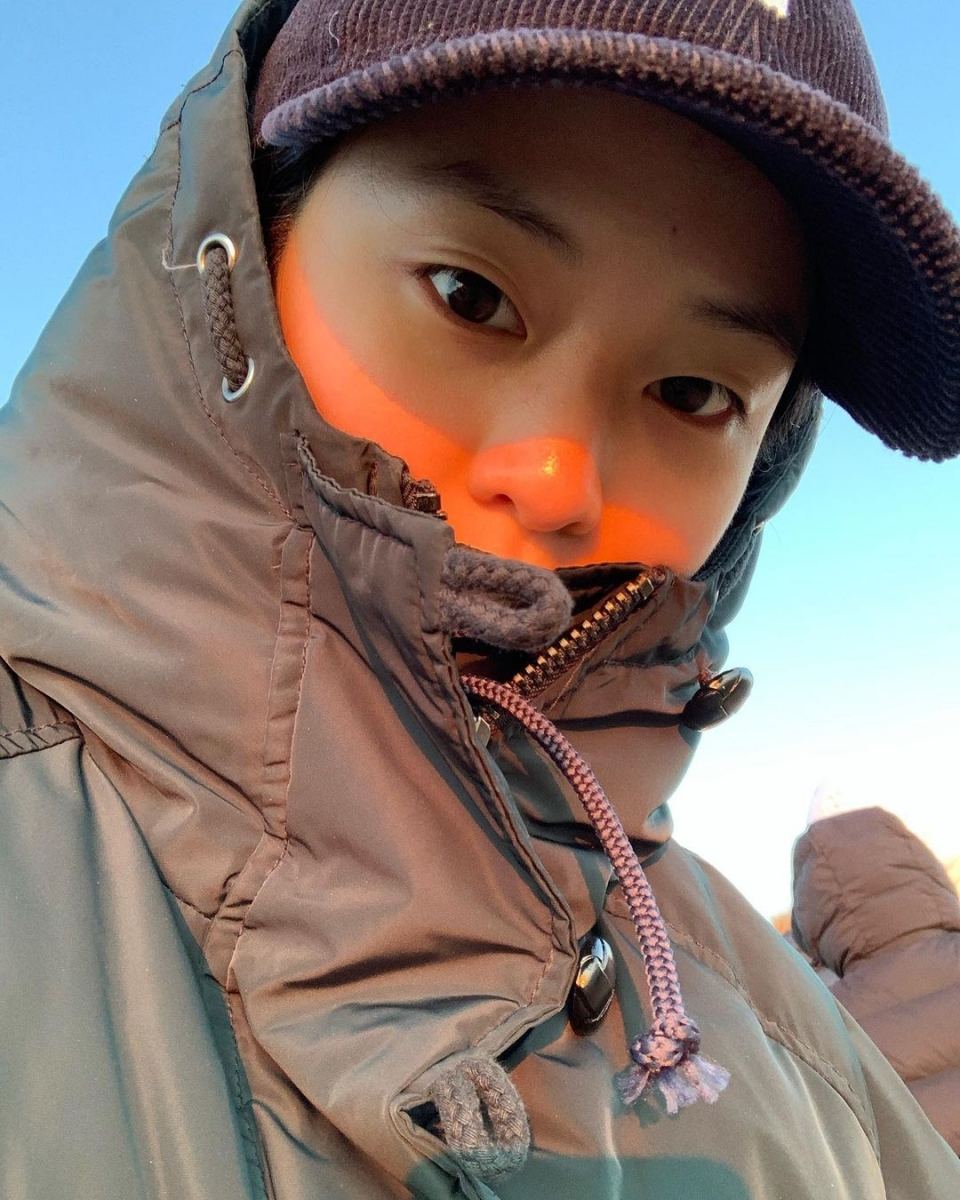 可以看私底下的她偏爱中性打扮和短发造型,看起来又酷又帅气。