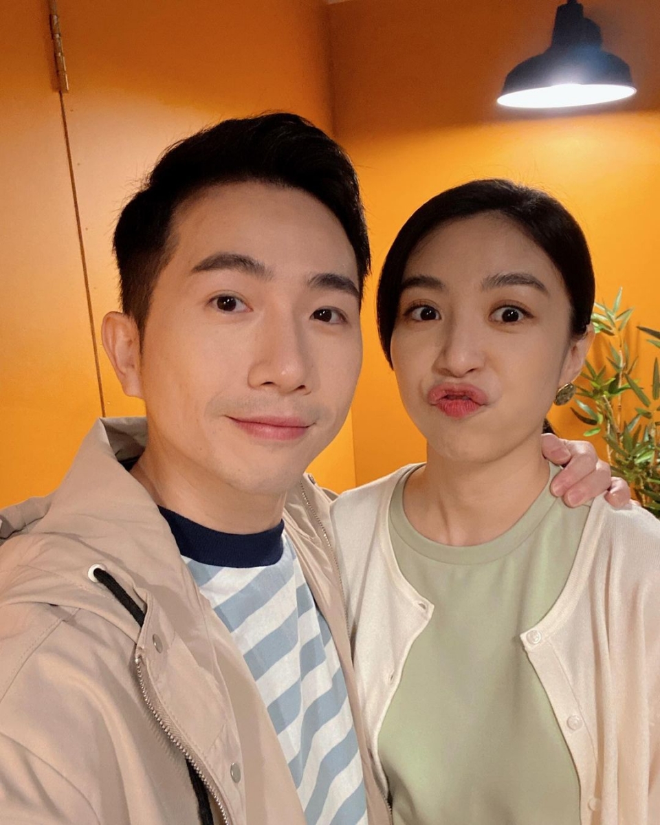 关萃雯叶朝明公开婚纱照甜庆1 周年纪念！