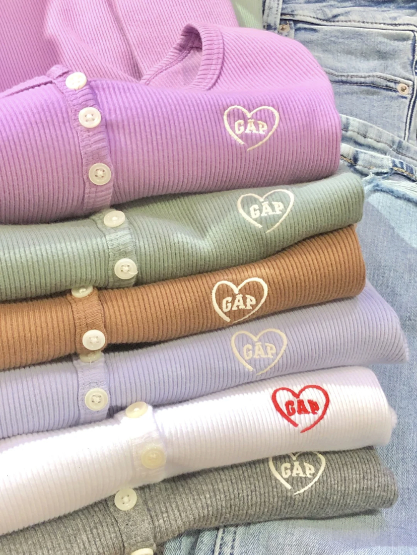 最近在小红书上发现有博主分享GAP新款亨利衫,有多种不同的糖果色选择,外表真的超甜很有少女心!