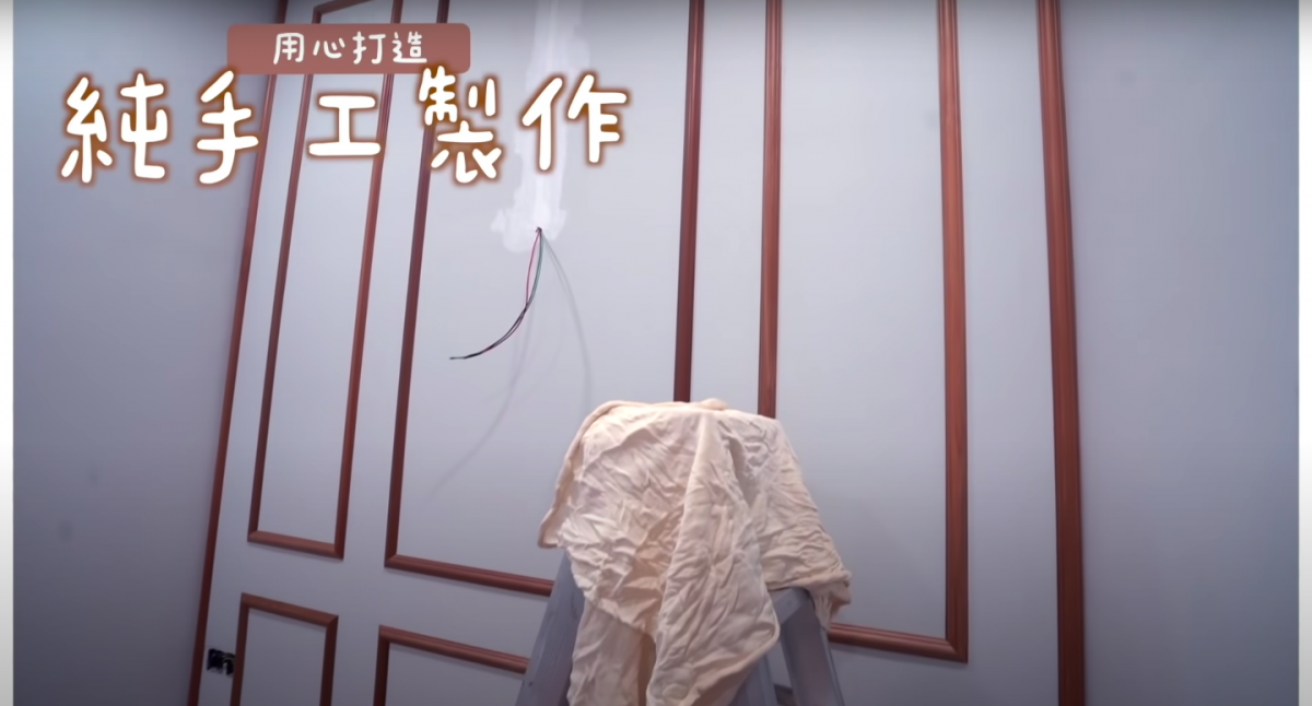Inthira也表示并不是用壁纸来装饰墙壁的,而是特地用“木架”来装饰上去的。