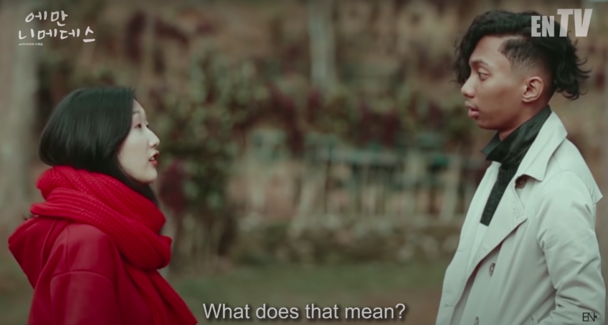 此外,在服装搭配上也很用心,比如女主标配的“红色卫衣”和男主“风衣”都出现在影片中。