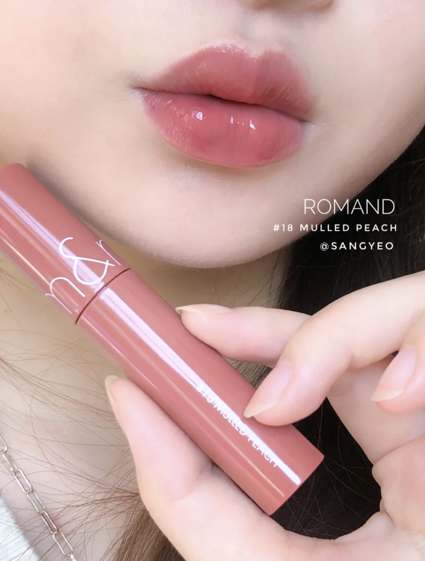 这款唇釉成膜后还是很持久的,颜色淡淡的想要显色可以多涂几次。