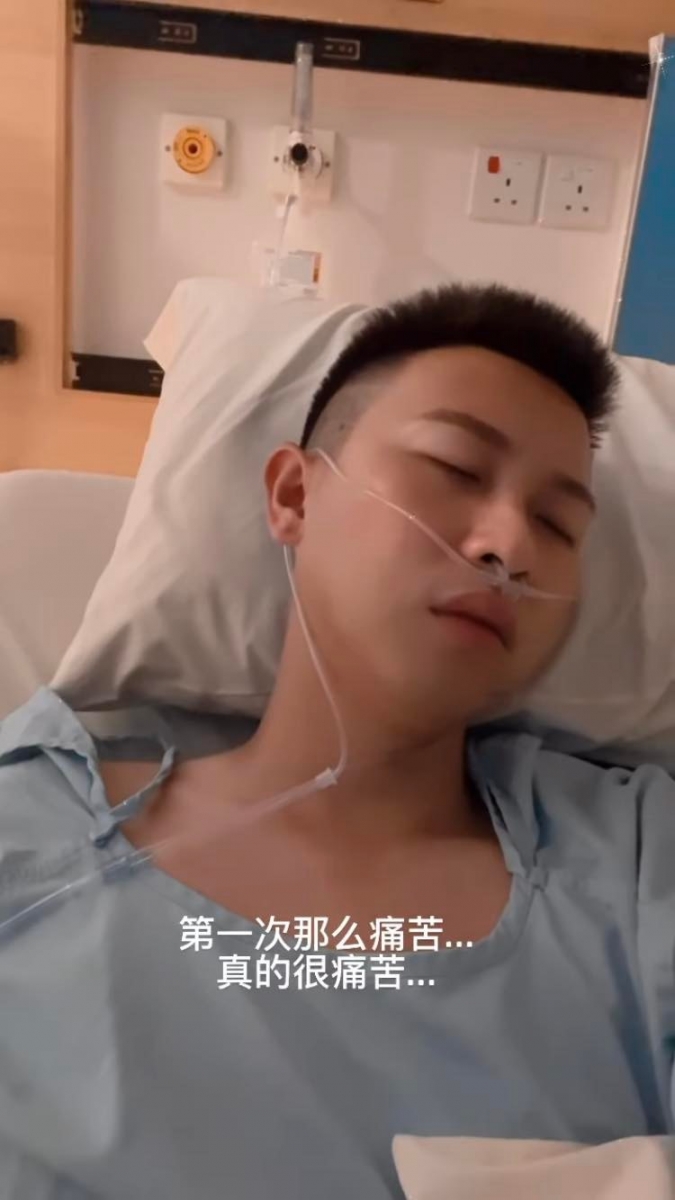 之后也晒出 Charles 入院插着气管的照片,心疼表示「第一次那么痛苦~真的很痛苦」。