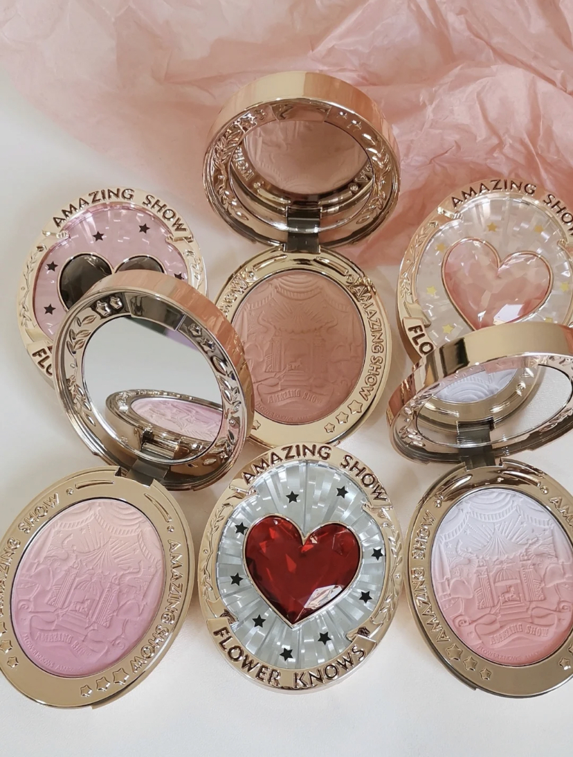 他们家的包装一直都很有少女心，这款渐变腮红的颜值更是让人心动！