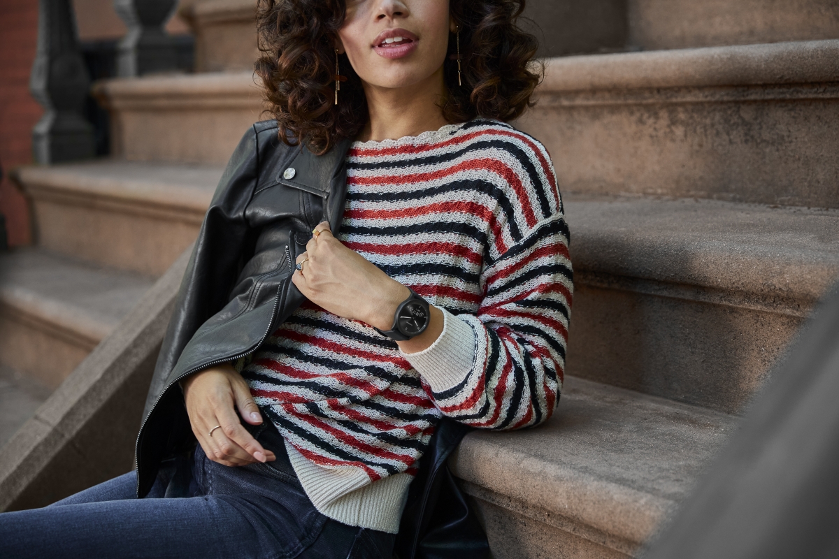 女生佩戴彰显飒爽英姿