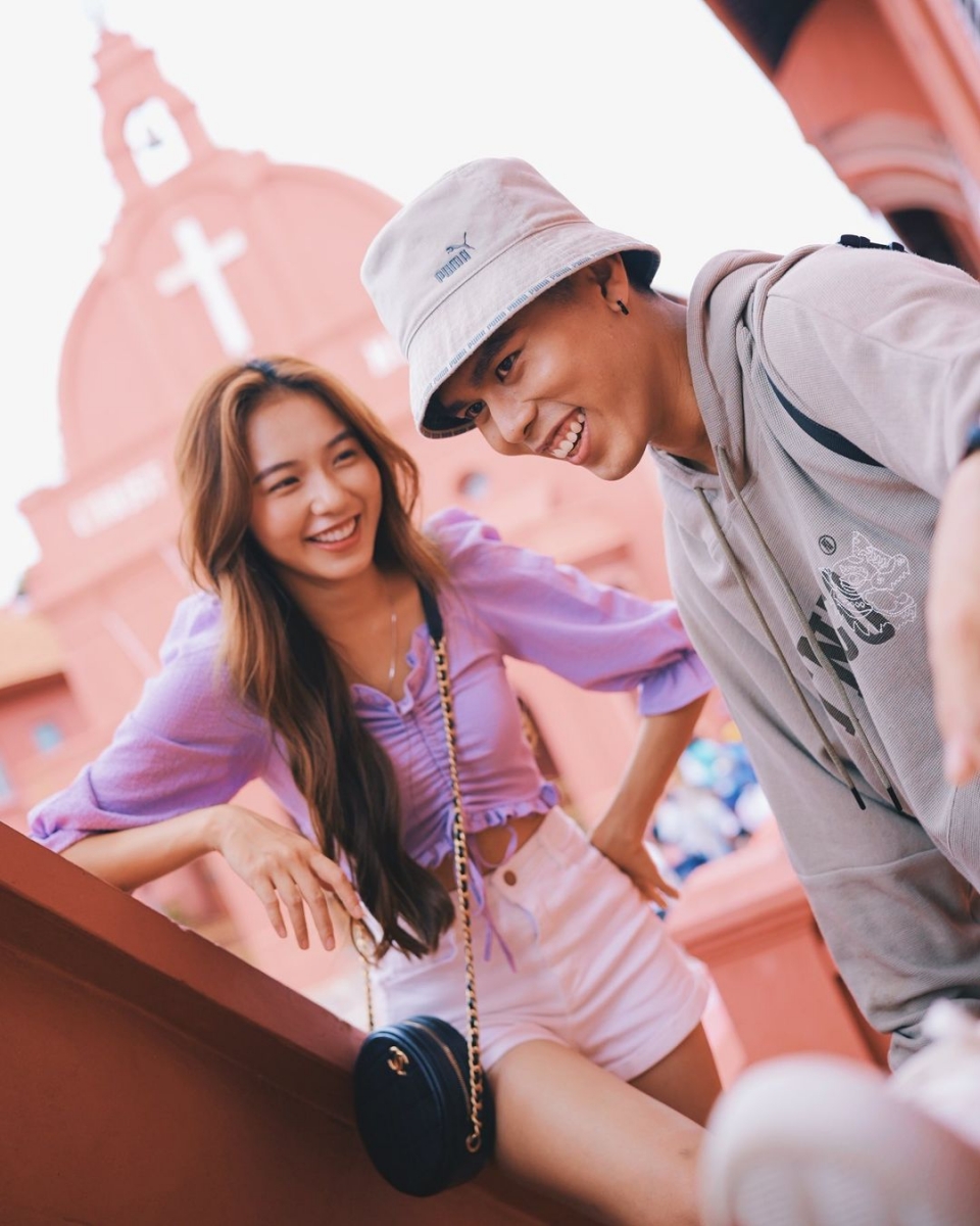 于是当事人之一的K佬就直接回复道:「对 我们在一起了 HAHAHAHAHAHAHAHAH」