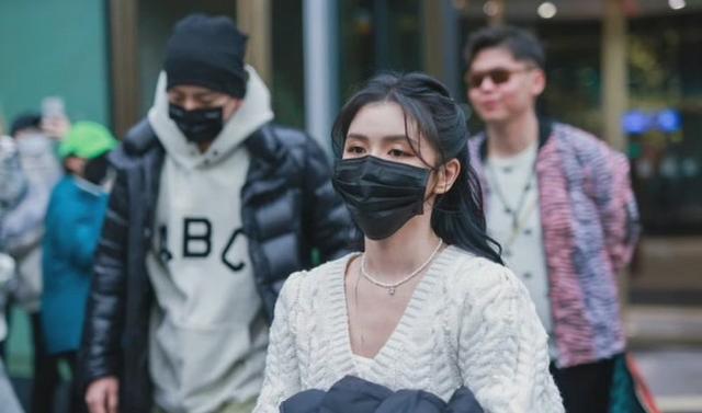 之后也出外一起和友人吃烤鸭,并乘坐同一辆车回酒店。