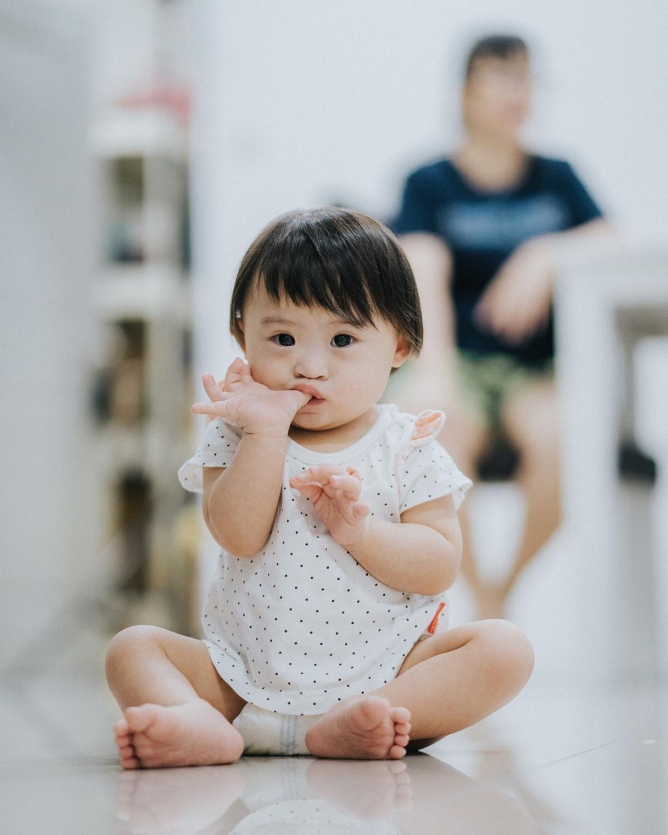 为了配合「世界唐氏综合征日」，伟鸿日前晒出一段和妹妹互动的影片掀起热议！