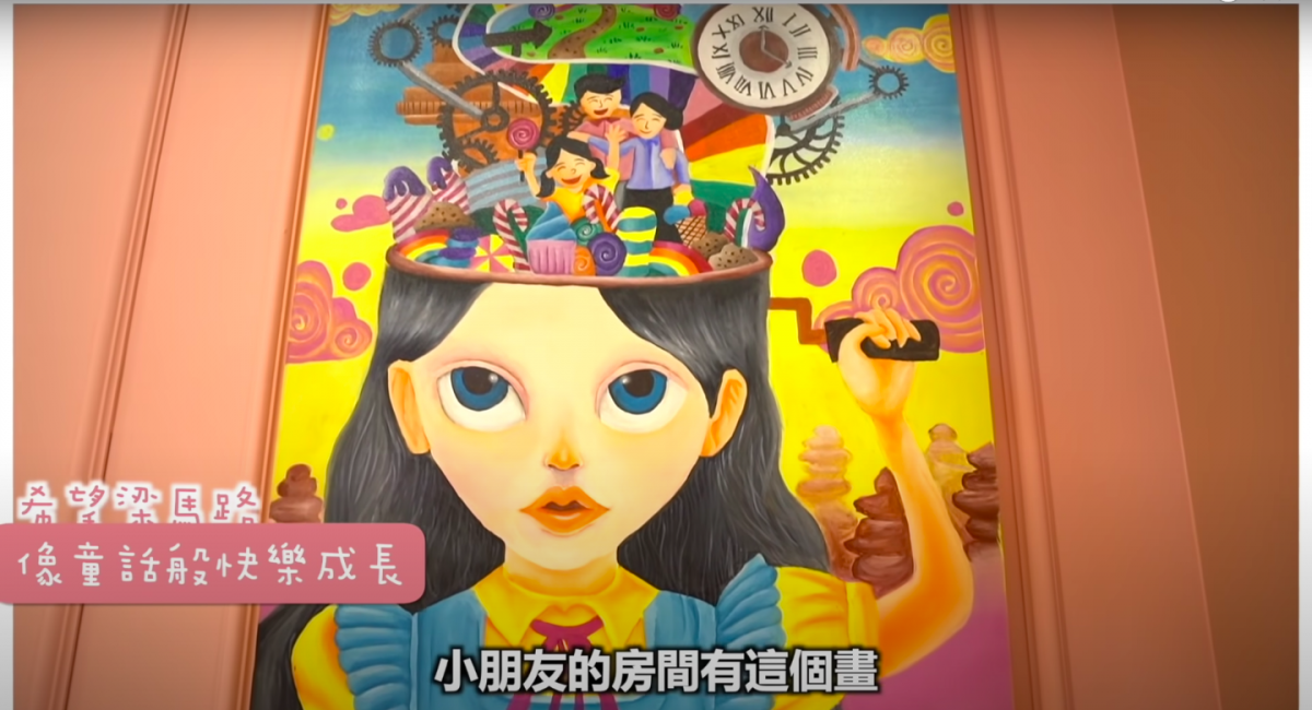 墙壁上也悬挂着一幅画,是希望女儿能够像童话般快乐成长。