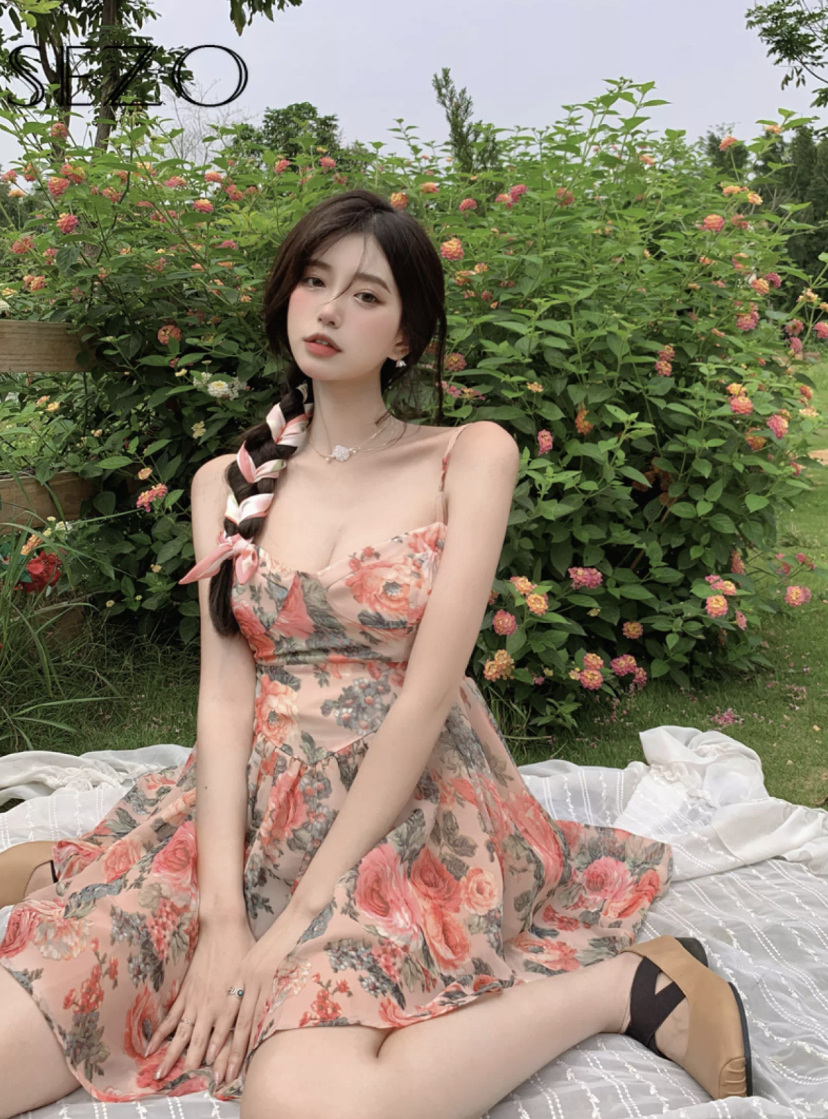 温柔的粉色短裙搭配气质碎花,真的瞬间拉满氛围感!