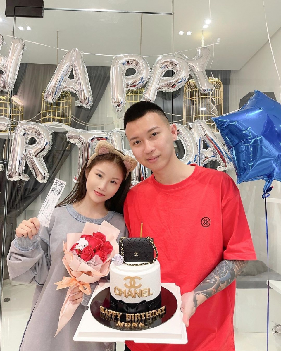 其实今年已经是Mona第四年没有回家了,她也一直很犹豫要不要回家,可当她好不容易下定决心后,Charles却受伤。