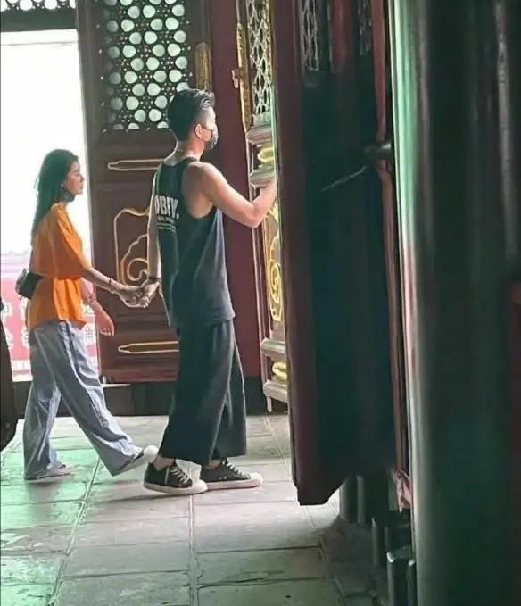 在一起的日子里,蔡卓宜和王大陆都是光明正大地在谈恋爱,俩人多次同框互动亲密,全程没有任何顾忌地放闪。