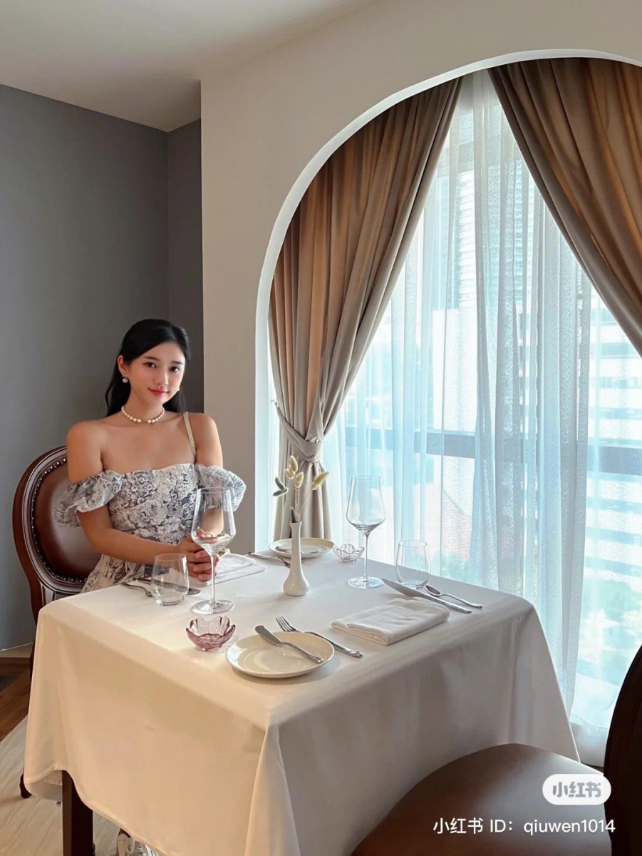 对她而言，很多粉丝都在读书不然就是刚出来社会做工「我不想让他们觉得买名牌包是应该的」。