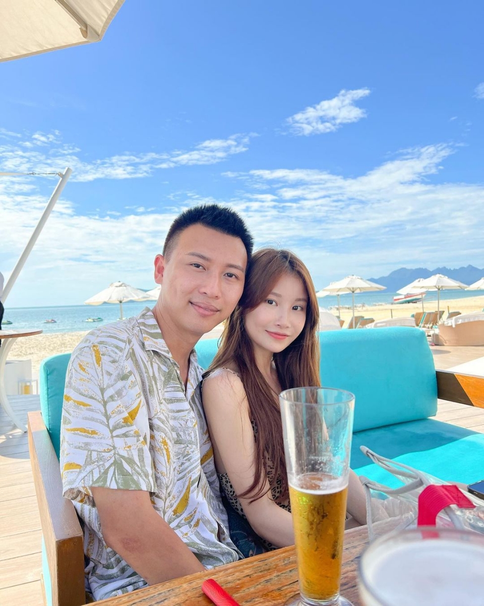 经过了这次意外,小俩口感情更坚贞不渝~Charles 在发文报平安的时候不忘感谢 Mona 悉心照顾