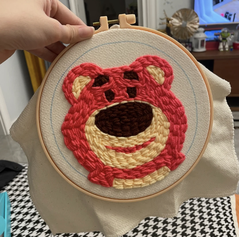 最主要是使用俄罗斯刺绣笔,照着描会好的图案设计去一针一线的去戳。过程中依照设计更换不同色的针线,耐心的戳完就可以得到好看的作品啦!