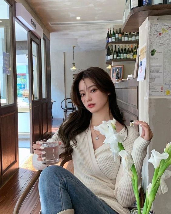 最后一杯水可以在晚上8点半喝美容又养眼，只要不是在睡前喝水就不怕出现水肿哦！