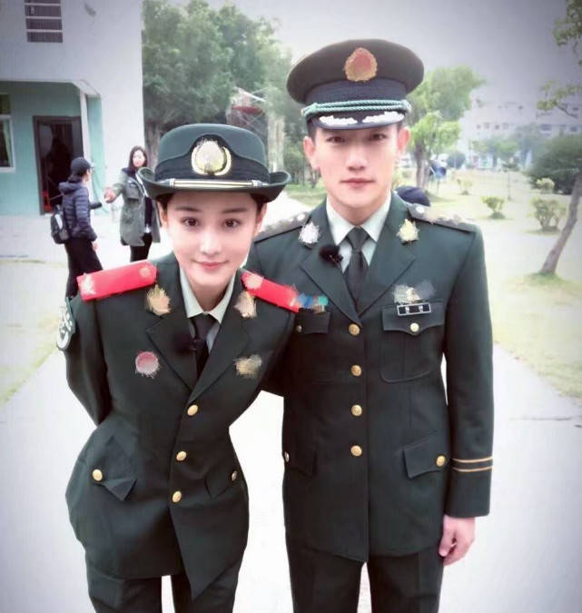 说到两人的初相识,就仿佛如偶像剧一般~